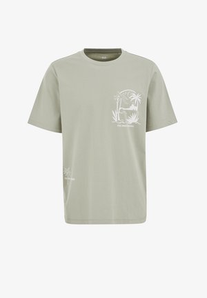 Jasnozielona koszulka z krótkim rękawem z białym nadrukiem palmy i wyspy na lewej piersi oraz małym motywem palmy przy dolnym brzegu.