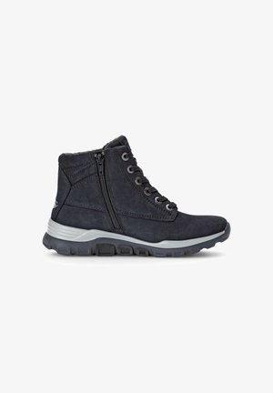 Bottes ankle en suède noir avec une surface texturée, dotées d'une fermeture éclair latérale, d'un devant à lacets et d'une semelle flexible en caoutchouc gris. Support de cheville renforcé.