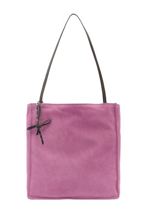 Fioletowa zamszowa torba na ramię z cienkim ciemnobrązowym paskiem i małą czarną skórzaną kokardką przy uchwycie paska.