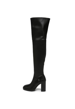 Botte en cuir noire montante jusqu'au genou avec talon bloc et semelle crantée, design épuré et finition lisse, vue de côté.