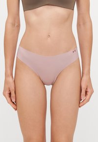 Mutande rosa chiaro con una texture liscia, design a vita bassa e un sottile accento con il logo sul cinturino.