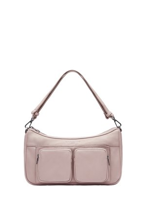 Borsa a tracolla in pelle rosa con forma curva, dotata di due tasche anteriori con zip, una tracolla piatta e logo del marchio impresso nella parte superiore.