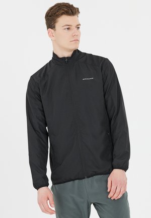 Sort letvægtsjakke med høj krave og frontlynlås, med elastiske manchetter og sidelommer. Logo på brystet.