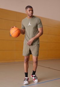 Jordan JUMPMAN SHORT SLEEVE CREW - Spordi T-särk - medium olive/white