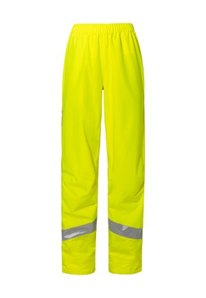Zichtbare gele regenbroek met elastische tailleband en reflecterende zilveren strips boven de enkels, ontworpen voor veiligheid en bescherming tegen het weer.