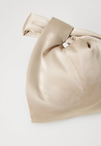 Beige satin taske med en knyttet håndtag, der har en blød, glat tekstur og en asymmetrisk, rund form.