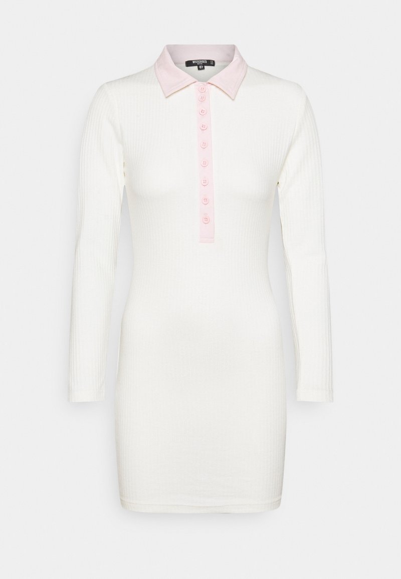 Robe côtelée blanche avec manches longues, col rose clair et patte de boutonnage. Présente une coupe ajustée et une texture douce.
