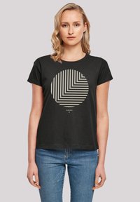 Schwarzes Baumwoll-T-Shirt mit einem kreisförmigen Grafikdesign, das abwechselnd weiße und sandfarbene Streifen zeigt. Lässiger Schnitt mit kurzen Ärmeln.