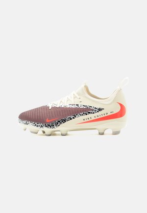 Chaussure de football Nike crème et marron avec un imprimé léopard, logos swoosh rouges et texte "NIKE UNITED 003" sur le côté.