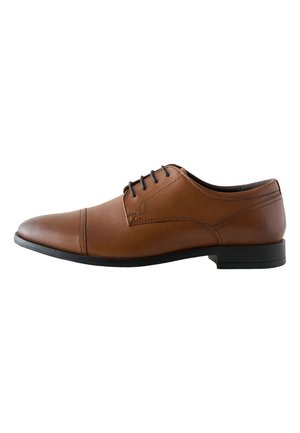 Chaussure Oxford en cuir marron pour homme avec lacets noirs et petit talon noir, vue de profil droit sur fond blanc.