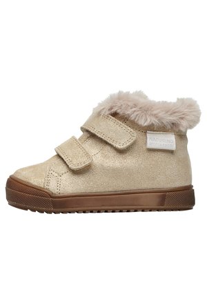 Bottines dorées pailletées avec col en fausse fourrure, deux sangles en velcro, semelle en caoutchouc et accents texturés. Étiquette étanche jointe.