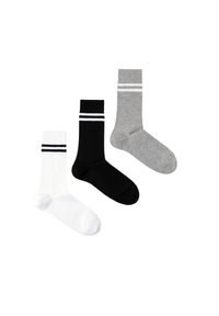 Tre par sokker: hvide med sorte striber, sorte med hvide striber og grå med hvide striber; ribbet tekstur, midt-leggen længde.
