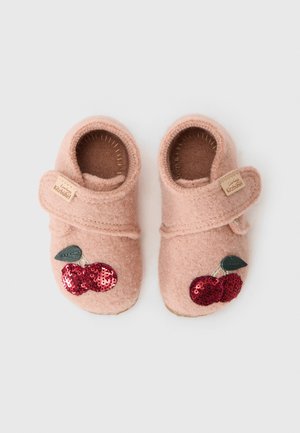 Zapatillas de fieltro rosas con forma redonda, adornadas con cerezas rojas de lentejuelas y detalles en hojas verdes. Correa ajustable para un ajuste seguro.