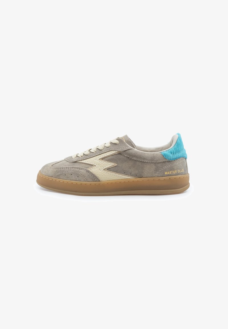 Baskets en daim beige avec semelle en gomme, détail en zigzag blanc, talon turquoise et inscription dorée "MASTER CLUB" sur le côté.