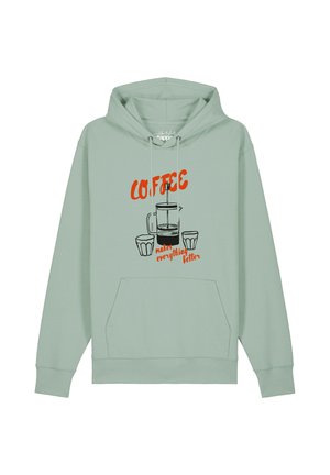 Hellgrüner Hoodie mit einer Illustration einer Kaffeepresse und zwei Tassen und dem Text "COFFEE makes everything better" in Orange und Schwarz.