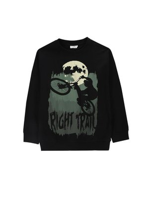 Czarna bluza z grafiką rowerzysty górskiego skaczącego przed pełnią księżyca i lasem, z napisem „Night Trail” w postrzępionej czcionce.