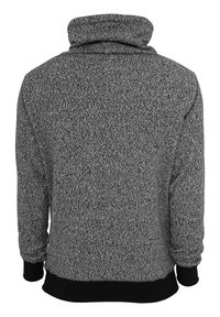 Grå texturerad hoodie med hög krage, svarta ärmslut och nederkant. Tyget har ett mönstrat mönster för extra detalj.