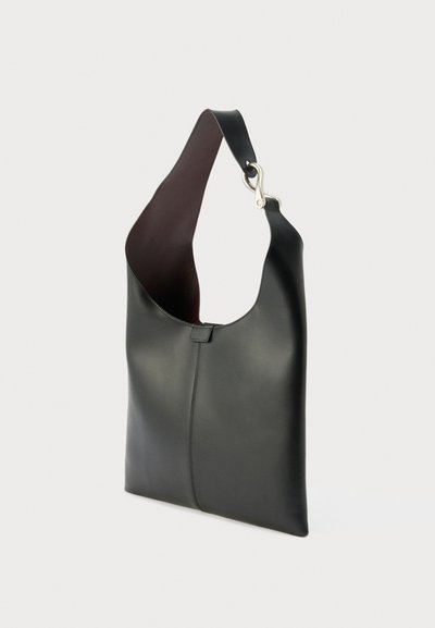 Sac à bandoulière en cuir noir avec une large sangle et une boucle argentée, présentant une finition lisse et un design minimaliste.