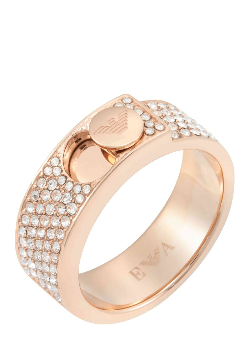 Roséguld ring med en slät band, en central knapdesign och en yta prydd med glittrande klara kristaller.