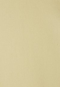 Vaaleankeltainen kangas, jossa on sileä, hieman teksturoitu pinta ja hieno vino kudoskuvio.