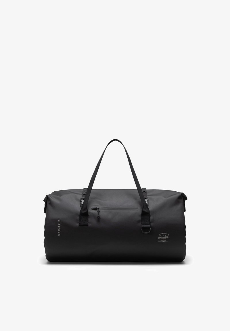 Sac de sport noir fabriqué à partir de matériau durable, avec une poche zippée, deux poignées et un détail de logo. Texture lisse avec une forme arrondie.