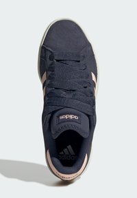 Marinblå mockasneakers med rosa detaljer, rund tå, snörning, texturerad yta, med Adidas-logotyp på tungan och sidan.