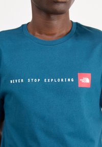 The North Face NEVER STOP EXPLORING TEE - Camiseta estampada - midnight petrol