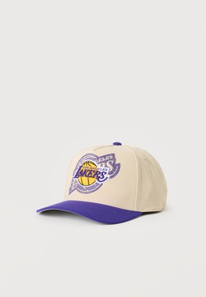 Cappellino da baseball beige con visiera viola, con logo ricamato dei Los Angeles Lakers e motivo di pallacanestro sul davanti.