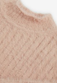 Ljusrosa stickad tröja med ett strukturerat mönster och rundad halsringning, tillverkad av ett mjukt och fluffigt material.
