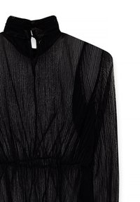 Sort gennemsigtig kjole med plisseret tekstur, høj krave og nøglehul knappedetail på bagsiden. Lange ærmer og gathered talje.