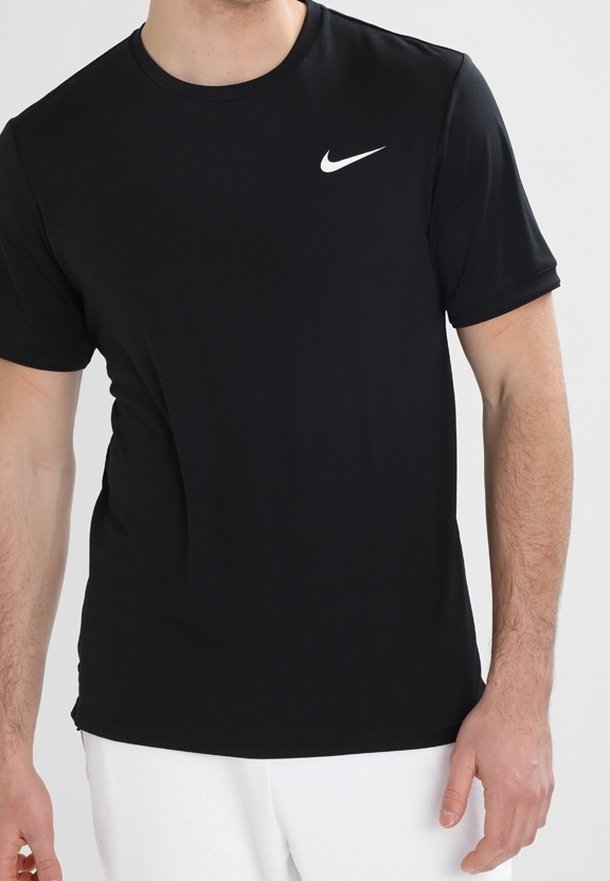 Camiseta deportiva negra de tela ligera, con cuello redondo y mangas cortas. Incluye un logo blanco de Nike en el pecho.