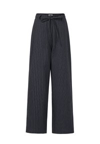 Donkergrijze, brede broek met een streeppatroon. Voorzien van een elastische tailleband met een strik en een zachte, gestructureerde stof.