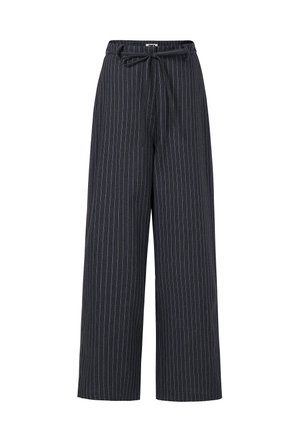 Pantalons larges gris foncé avec un motif à rayures verticales. Dotés d'une taille élastique avec une lien et d'un tissu souple et texturé.