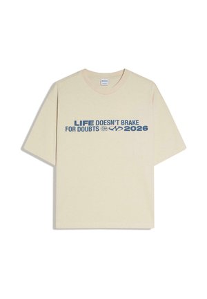 Béžové tričko s krátkym rukávom a modrým nápisom "LIFE DOESN'T BRAKE FOR DOUBTS 2026" spolu s dvoma malými logami na hrudi.