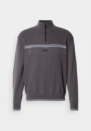 Maglione grigio a metà zip con un tessuto a maglia testurizzato, strisce orizzontali blu e un logo frontale. I polsini e l'orlo ribattuti conferiscono struttura.