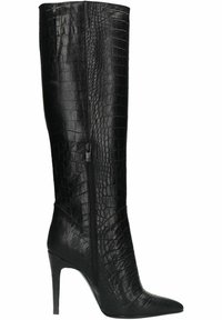 Botte noire en cuir, haute jusqu'au genou, avec une texture effet crocodile, bout pointu et talon stiletto. Dispose d'une fermeture éclair latérale.