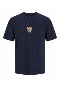 Navyblå bomulds t-shirt med korte ærmer, der har et centralt koralfarvet logo design, som inkluderer stiliseret tekst og små grafikker.