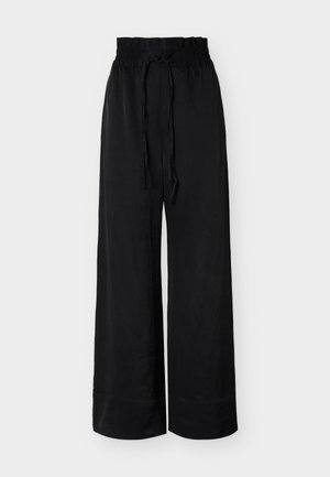 Černé široké kalhoty s vysokým elastickým pasem a šňůrkou, hladká látka, bez viditelných kapes nebo vzorů.