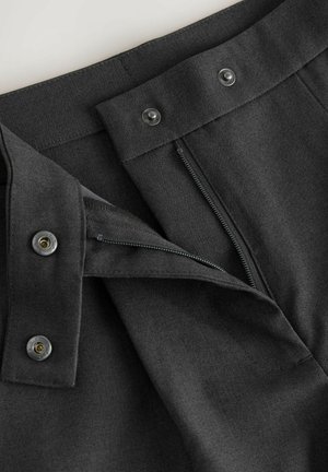 Pantalons gris foncé avec une texture lisse, dotés d'une fermeture éclair, de deux boutons-pression et d'un design de taille épuré.