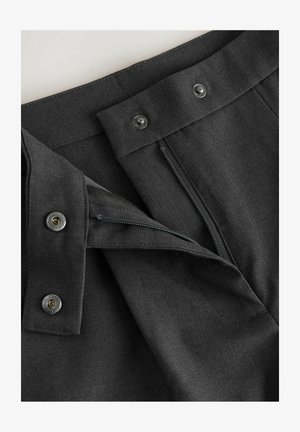 Tumši pelēki bikses ar gludu tekstūru, kas aprīkotas ar rāvējslēdzēju, divām kniedēm un tīru jostas dizainu.