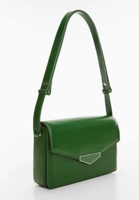 Sac à main en cuir vert de forme rectangulaire, avec fermeture à rabat et ferrures argentées. Bretelle ajustable et texture lisse.