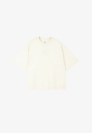 Krótki rękaw, kremowa koszulka wykonana z bawełny. Posiada okrągły dekolt i luźny krój oraz subtelne logo z przodu.