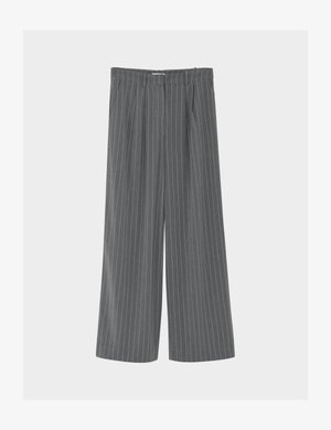 Pantalon gris à jambes larges avec fines rayures verticales blanches, passants pour ceinture et plis à l'avant, présenté sur un fond uni.