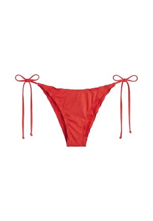 Slip de bikini roșu cu șnururi laterale și cusături adunate pe un fundal alb.