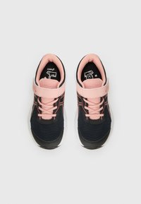 Chaussures de sport bleu marine et rose avec une tige en mesh, semelle en caoutchouc et bande Velcro. Elles présentent des lacets roses et des accents noirs dans le design.