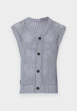 Gaiši pelēks adīts bezpiedurkņu žakets ar V veida kaklu, apstrādāts ar reljefa rakstu, ribota apakšmala un piecām tumšām pogām.