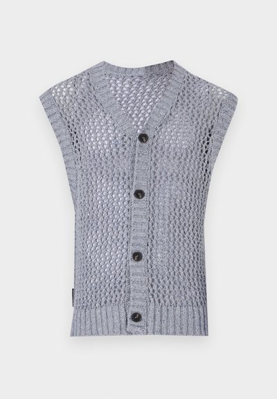 Šviesiai pilkas megztas be rankovių liemenės modelis su V formos iškirpte, turintis tekstūruotą raštą, raukšlėtą apatinę dalį ir penkis tamsius mygtukus.