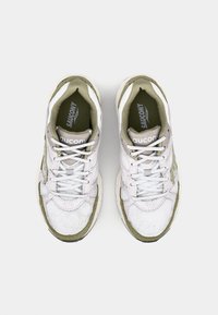 Hvide mesh- og lædersneakers med grønne accenter. Har en rund tå, polstret tunge og flade snørebånd. Struktureret sål for godt greb.