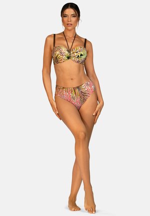 Zestaw bikini z topem bandeau z zakręcanym przodem oraz majtkami z wysokim stanem w żywym zielonym, żółtym i różowym liściastym wzorze, z brązowymi ramiączkami.