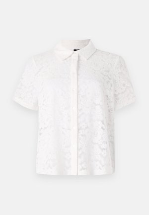 Witte kortärmelige blouse van kantstof, met een kraag en knoopsluiting aan de voorkant, met bloemenpatronen door het materiaal heen.